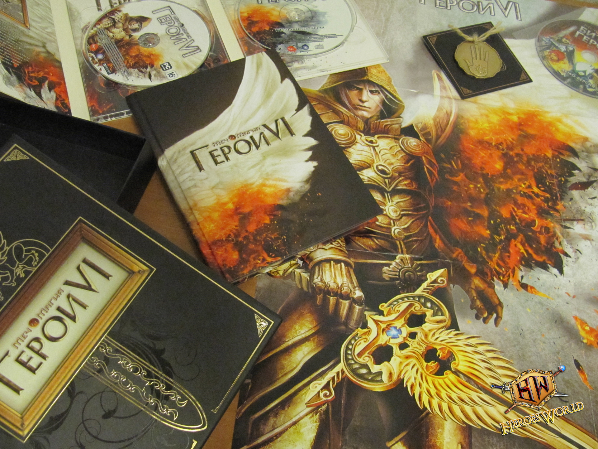 Heroes 6 - Фото коллекционного издания. Плакат, диски, книжка, медальон, коробка.